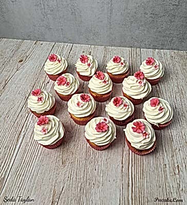 cicekli-Kremali-cupcake