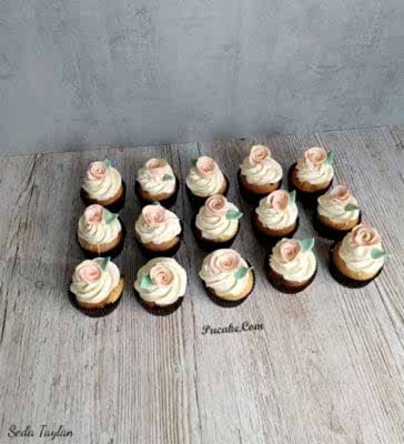 Cicekli-Nisan-Cupcake