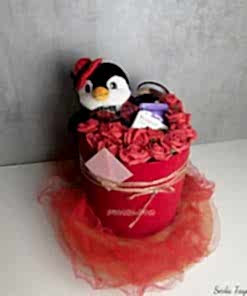 Sevimli-Penguen-Kucak-Dolusu-Guller